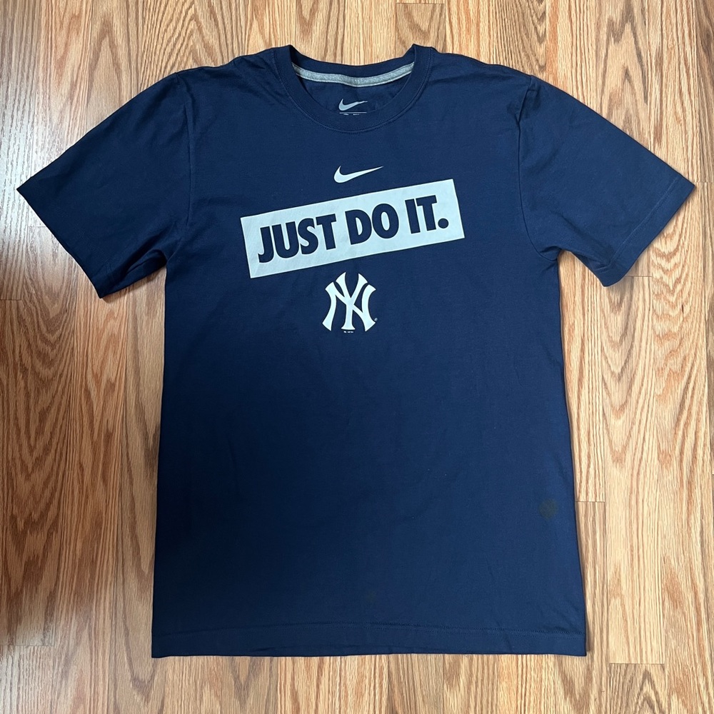 Yankees Nike T-Shirt - Size Small - Regular Fit - Picture 1 of 6